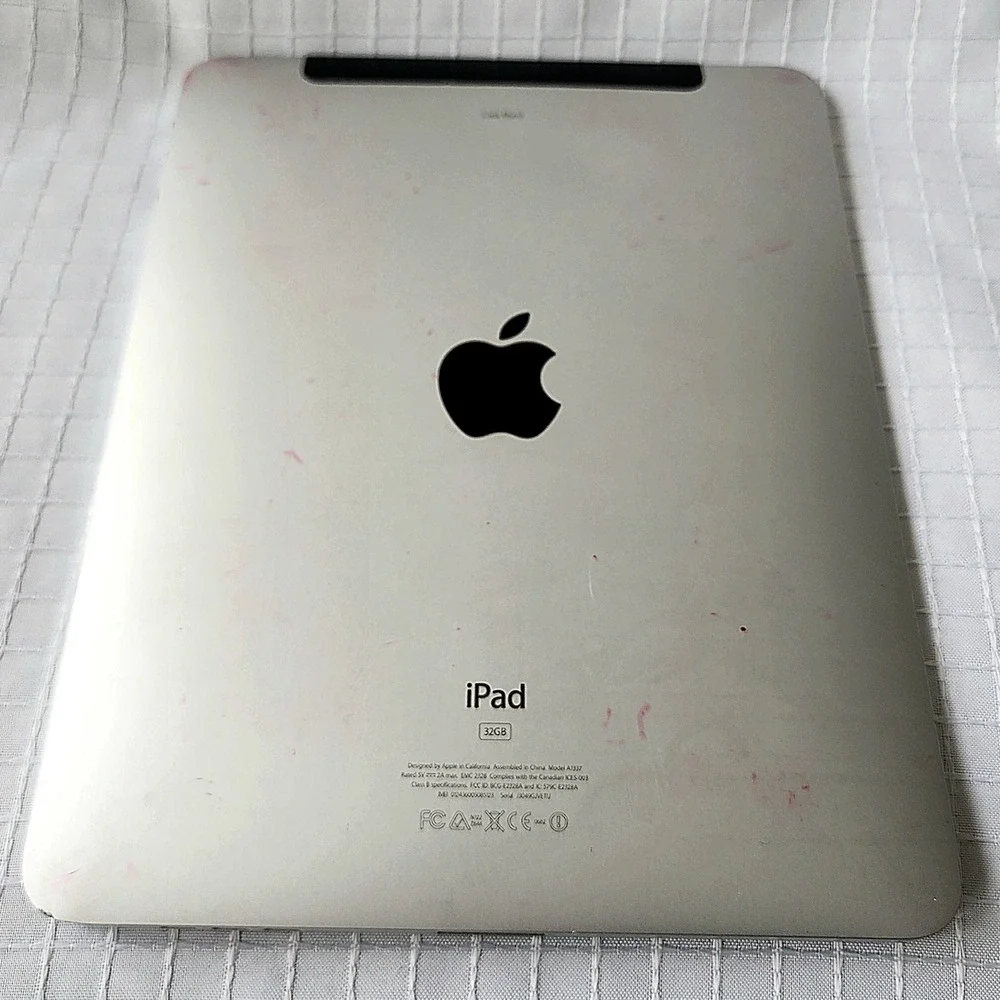 Apple iPad 1st Gen 32gb Silver A1337 WiFi 3g powers on Locked see Description‎